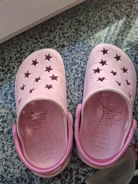 Віддам безкоштовно сандалі та крокси дитячі, р.29