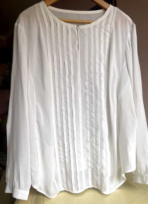 Продається білого кольору батістова блуза