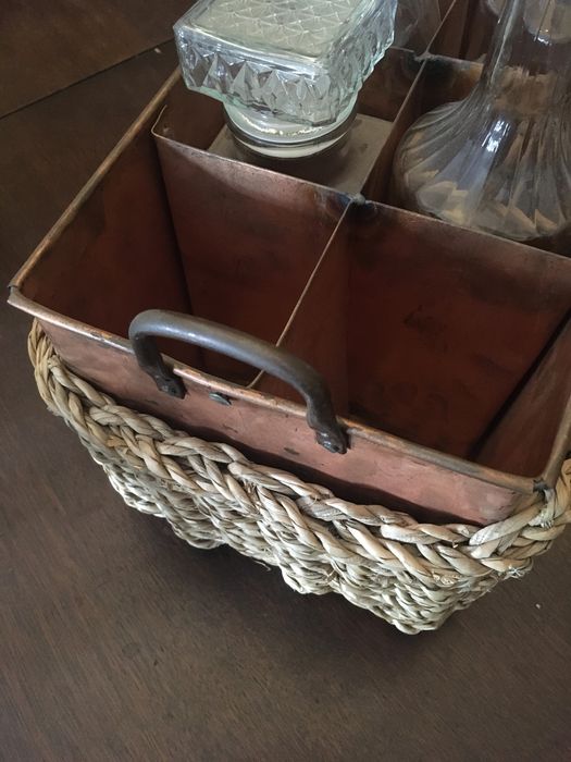 Porta Garrafas Vime e Latão