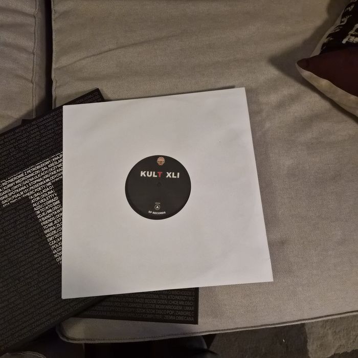 Pięć sztuk.   5×  Kult  litera T plus album