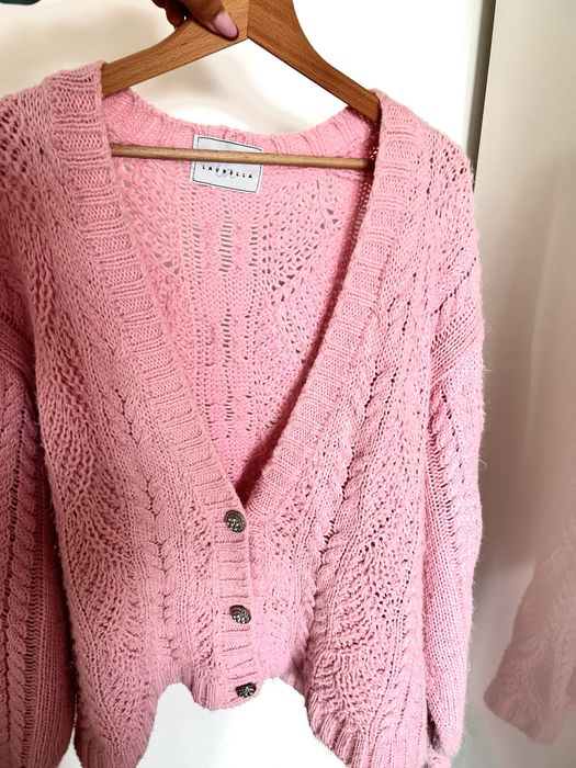 Laurella Melissa sweter oversize butik z ozdobnymi guzikami pudrowy róż