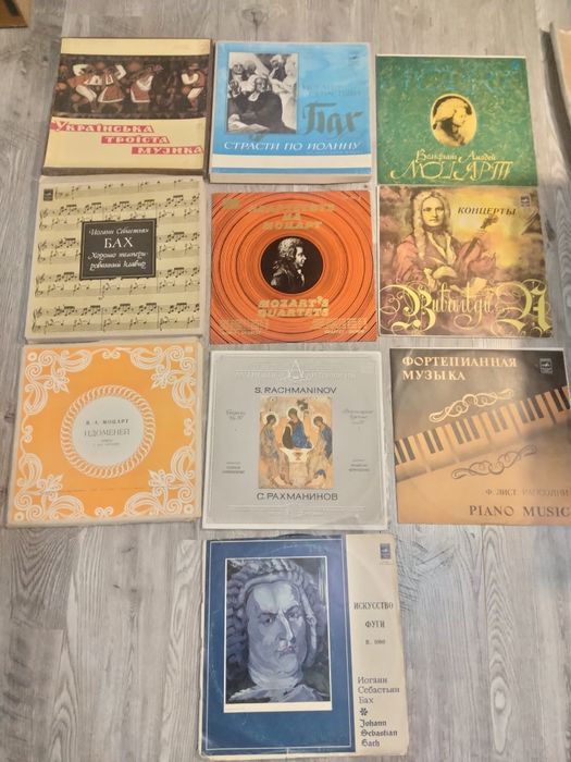 Вінтажний програвач та вінілова класика в різному стані