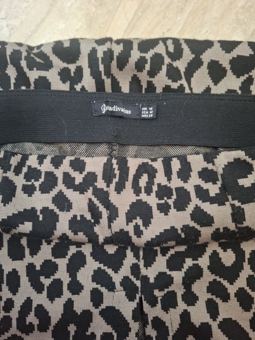 Spódniczka z rozcięciem w panterkę Stradivarius M