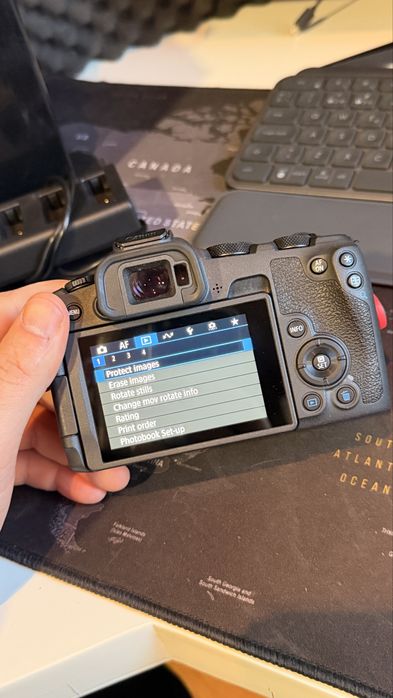 Canon R8 + RF 35mm 1.8 + RF 50mm 1.8 + 9 baterias + RIG SMALLRIG