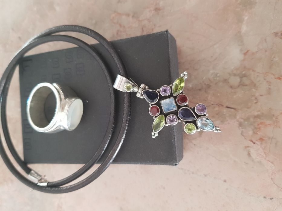 Colar com cruz de prata e pedras semi preciosas.