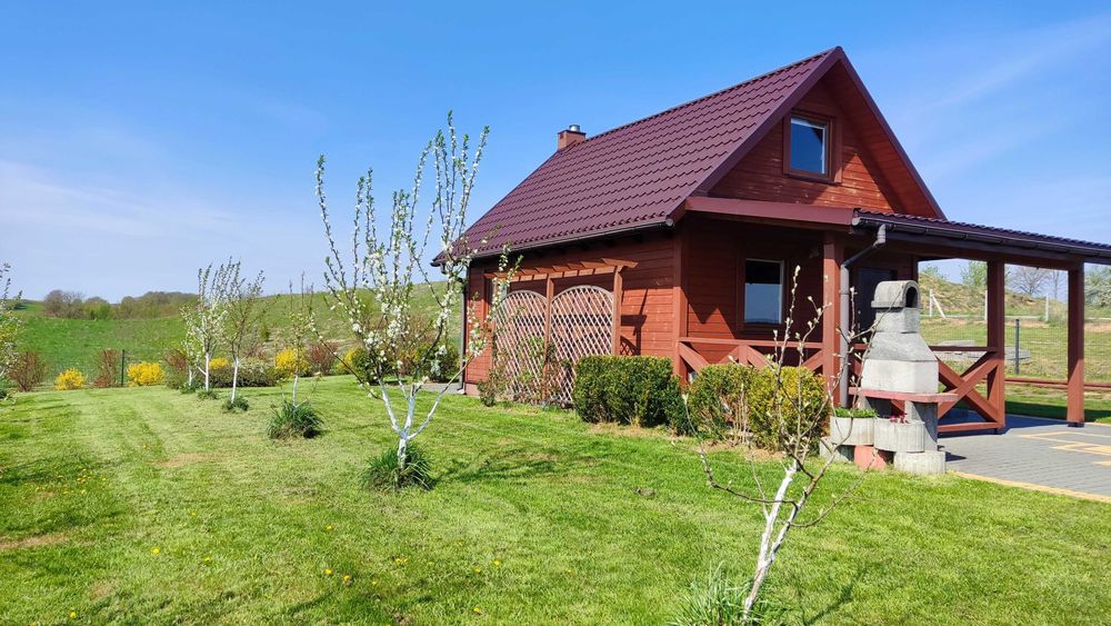 Mały domek nad jeziorem