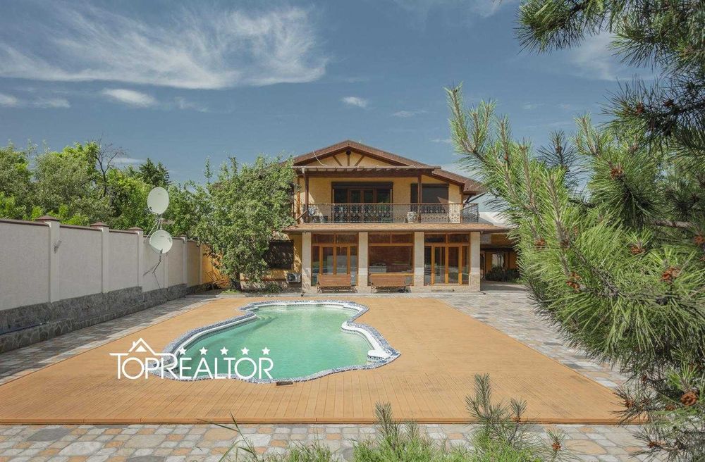 Сучасний заміський котедж із басейном у селищі Високий