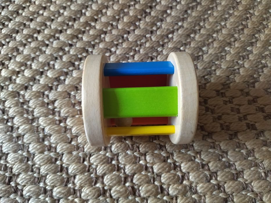 Drewniana grzechotka roller do nauki raczkowania