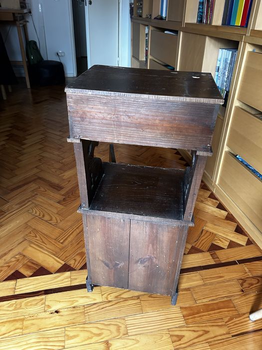 Mesa de cabeceira antiga