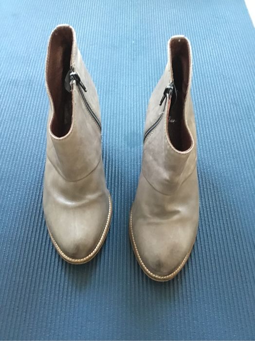 Skórzane botki na obcasie Clarks z TK Maxx