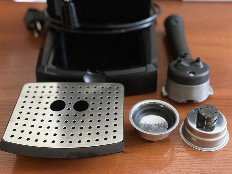 Кавоварка рожкова DeLonghi EC156.B