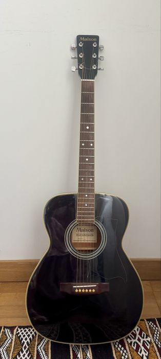 Guitarra acústica Maison com estojo incluído.
