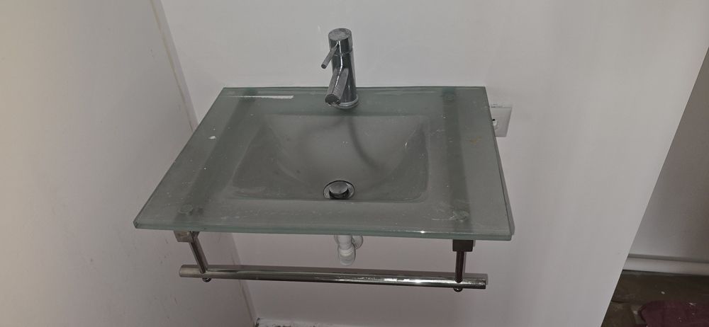 Lavatórios em cerâmica e vidro