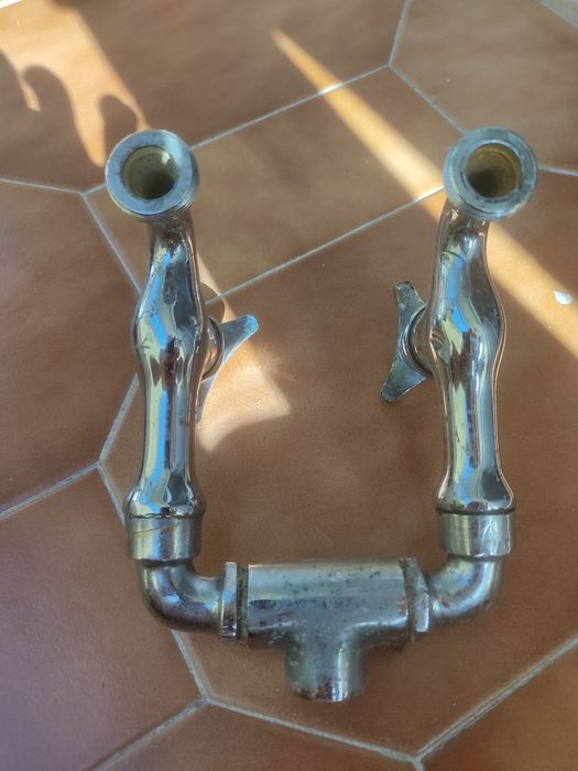 Torneira dupla antiga
