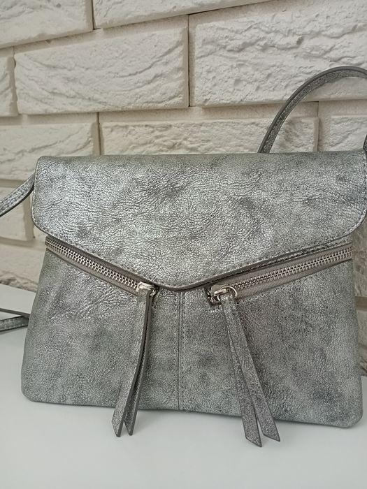 Продам серебристую  сумочку