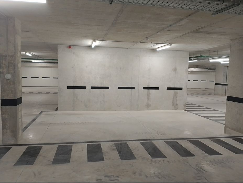 Lugar de garagem junto à Avenida da República