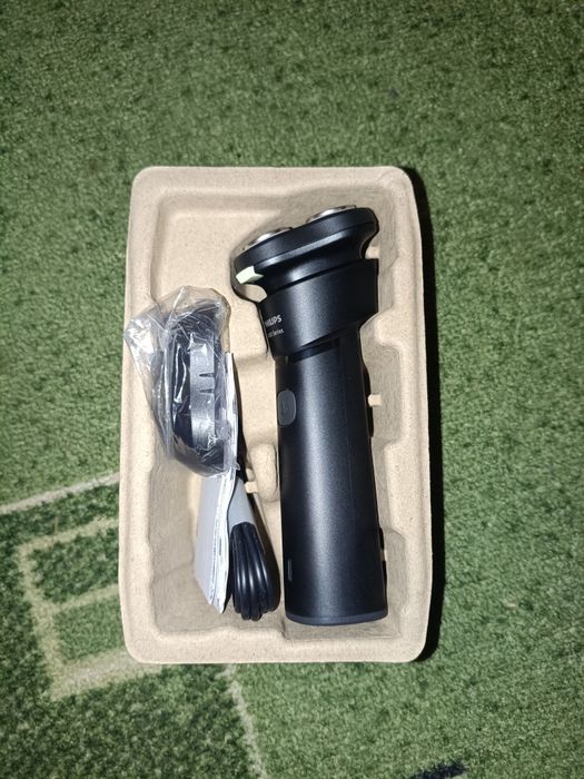 Нова електробритва Philips для чоловіків у заводській упаковці.