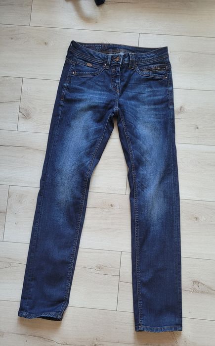 Ciemne jeansy rurki Esprit