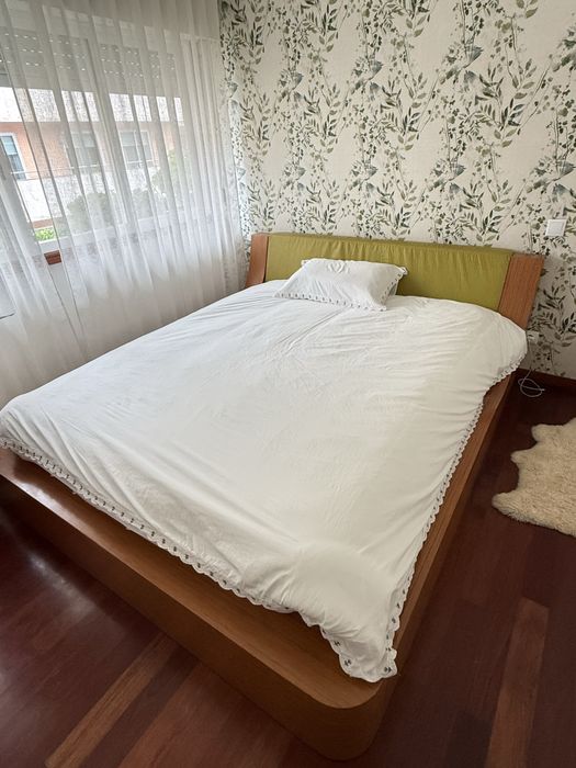 Cama em madeira com cabeceita estofada em polipele