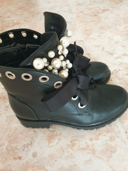 Botas número 38 com perolas