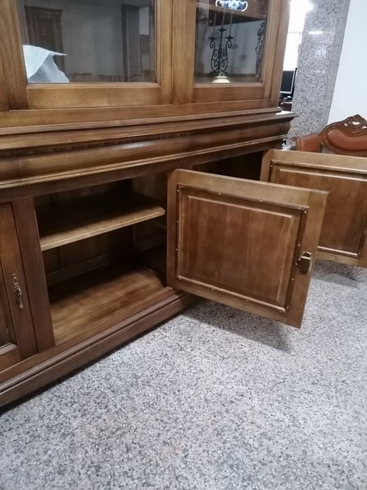 Móvel em Carvalho. Indicado para sala de jantar.