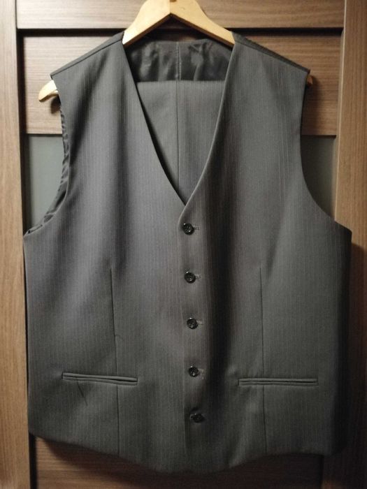 Sprzedam szary garnitur firmy Bravurro
