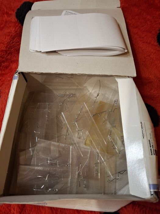 Ціла коробка бейджиків