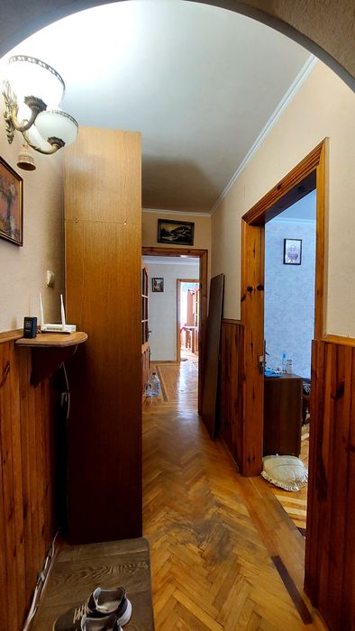 Продам 4-кімнатну квартиру. Пр-т Незалежності,301.