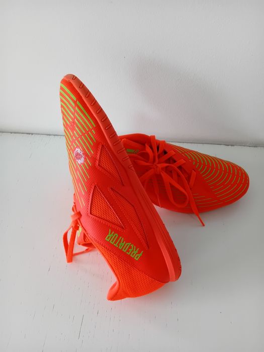 Chuteira laranja Adidas