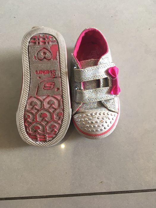 Tenisówki Skechers świecą