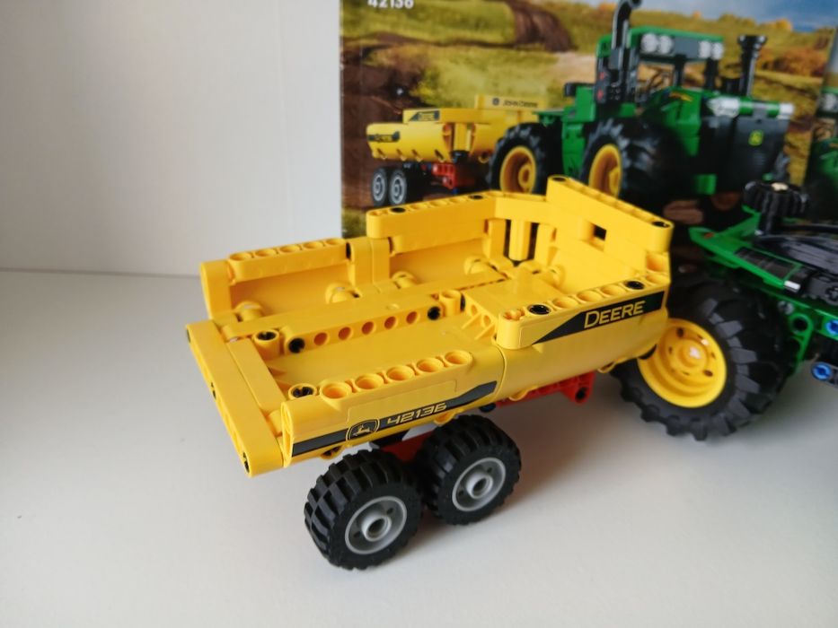 LEGO Technic 42136 - Traktor John Deere 9620R 4WD