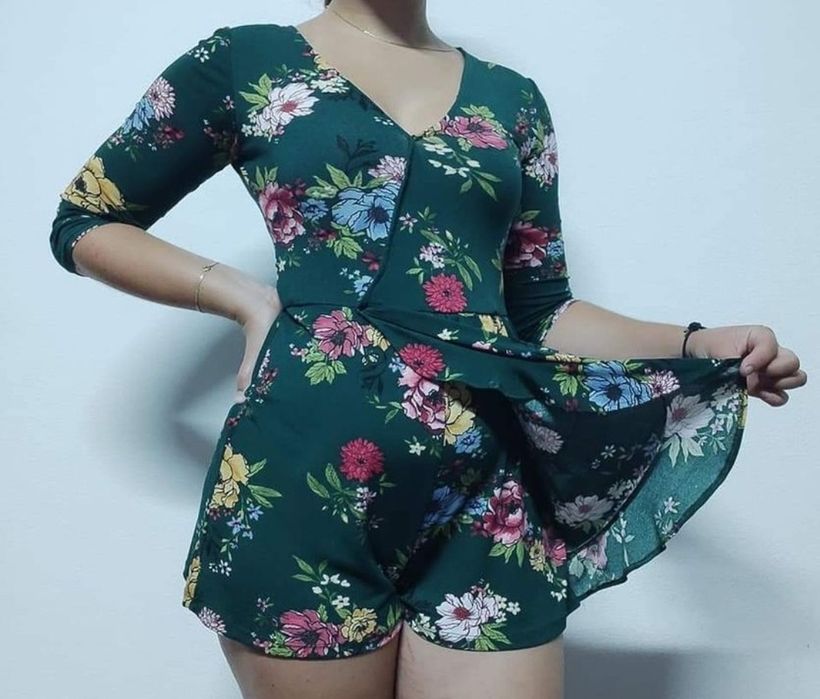 Macacão florido de meia manga