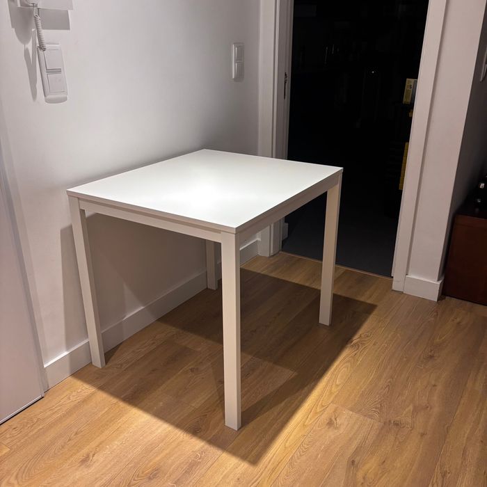 Mesa extensivel feita de madeira e metal
