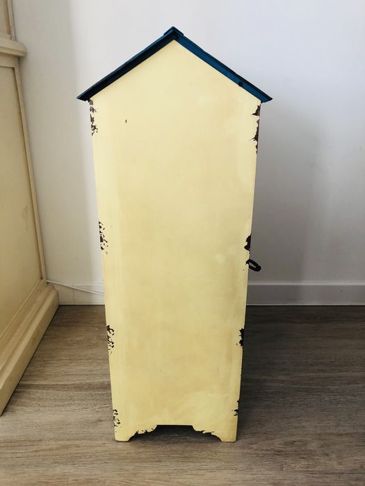 Movel em forma de casa em metal para sala /escritorio/ quarto