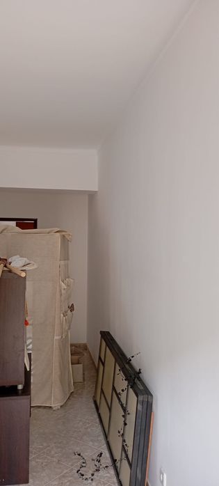 Cama, cabeceira, secretaria, estante