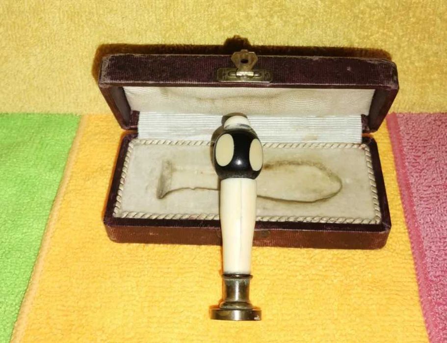 SINETE de mesa, do século XIX, com monograma e caixa original