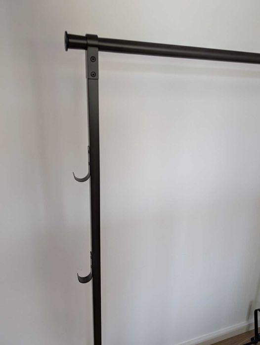 Suporte para cabides e sapatos em cinza escuro