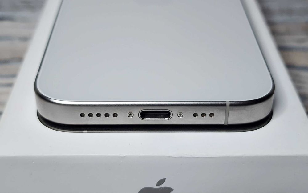 iPhone 15 Pro 128 White eSIM идеальное состояние / 680$ EmojieStore