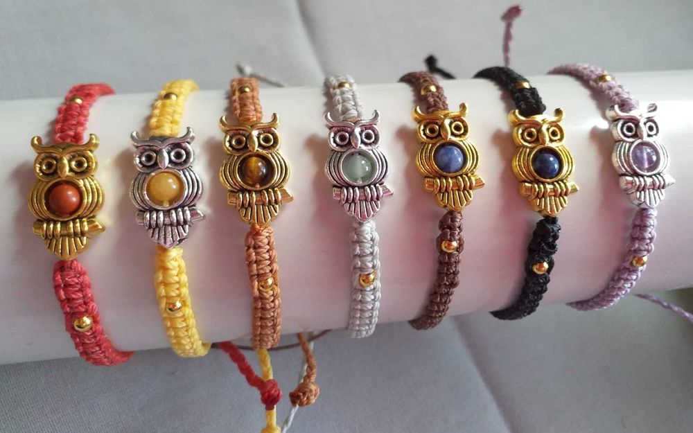 Pulseira em Macramê Coruja Vermelho com Pedra Natural