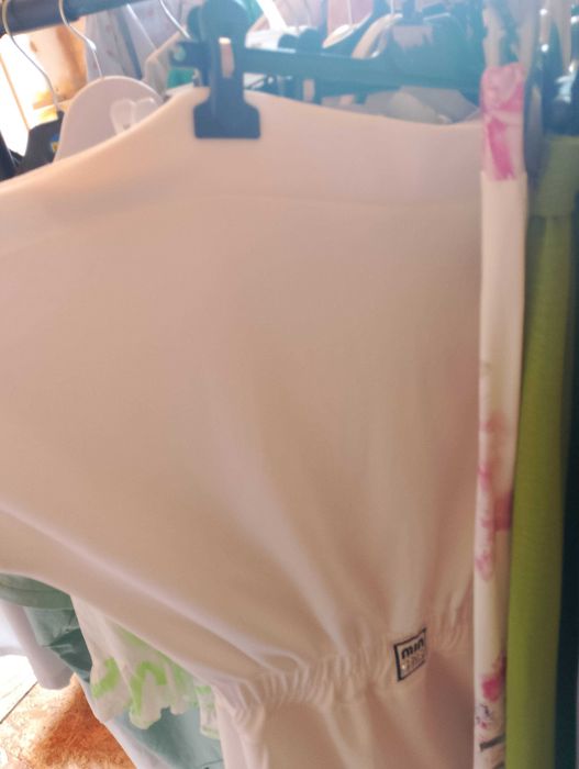 Wyprzedaż szafy – modne ubrania damskie.