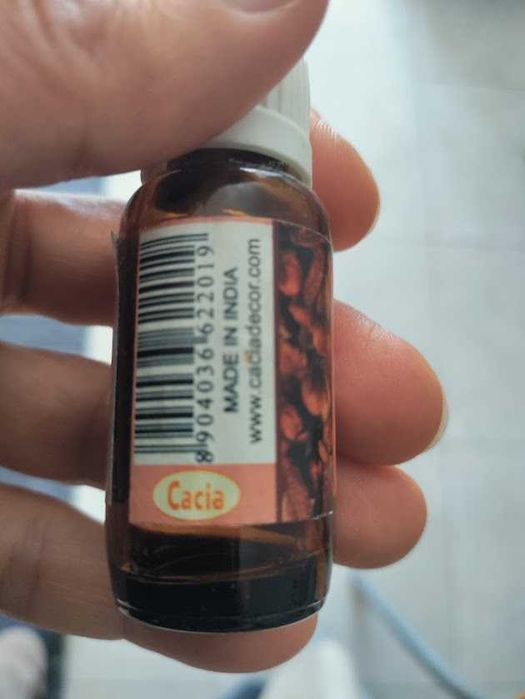 Expositor com variados Óleos de Essências Florais da Cacia