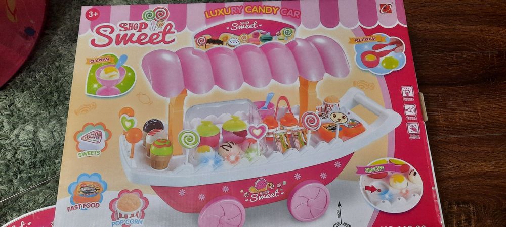 Іграшковий візок з морозивом