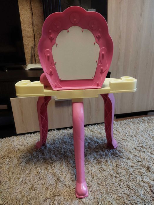 Столик для макіяжу маленькій принцесі