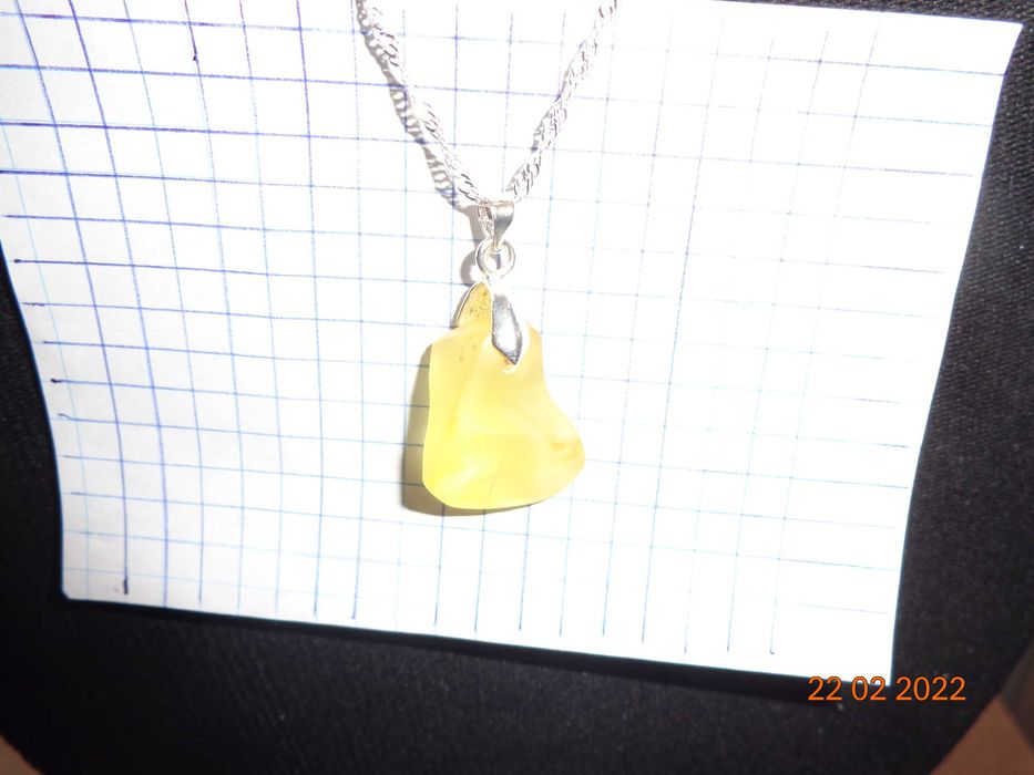 Wisiorek bursztyn z  łańcuszkiem