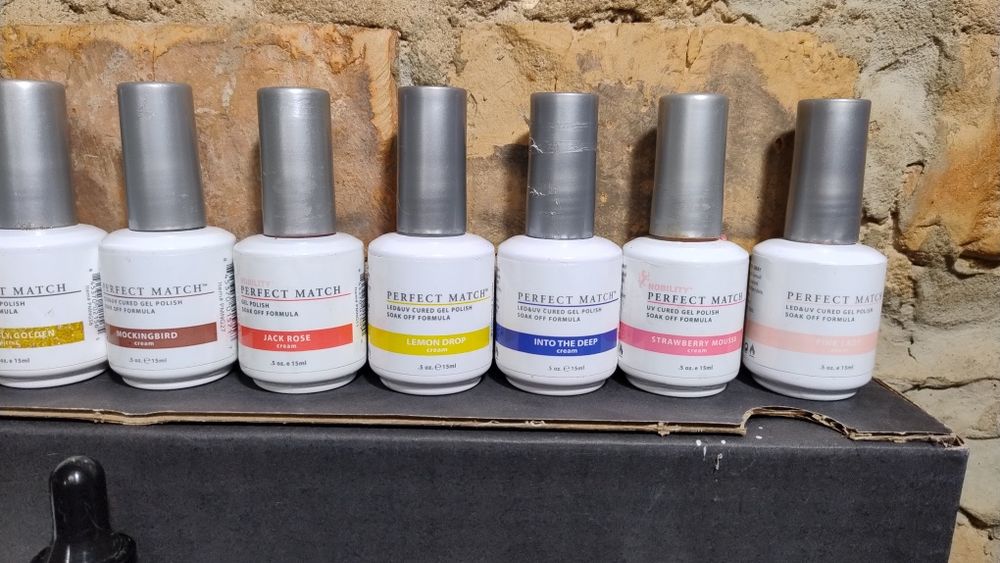 Гель-лаки и аксессуары для маникюра. Остатки