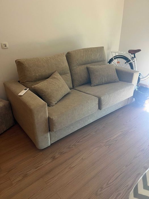 Sofá e cama de cama super confortável praticamente novo!