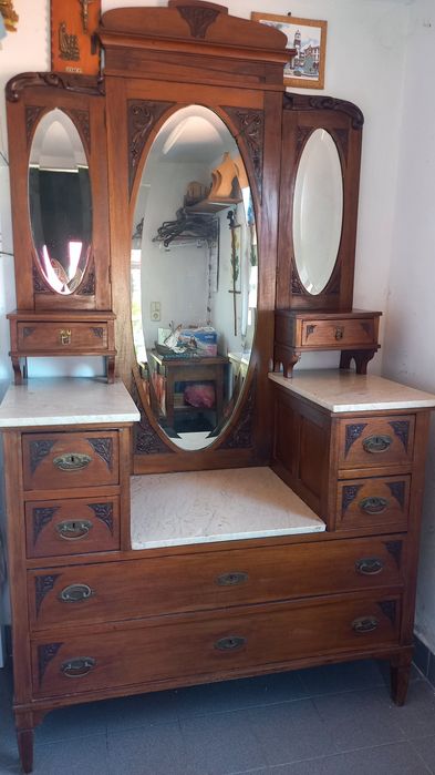 Cómoda antiga em bom estado, em madeira e tampos de mármore. Terá que ser levantada no local, dia e hora a combinar.  alt. 212cm, comp. 115cm, pro. 52
