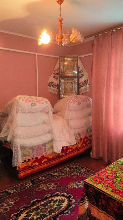 Будинок 3 кімнати.  13 соток, є газ, піч.