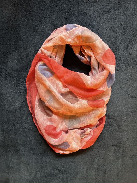 Lenço largo polka dot, tons rosa.