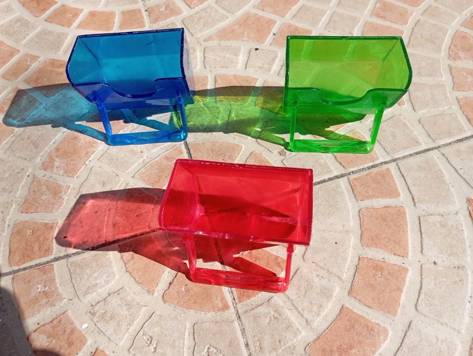 Comedores coloridos para gaiolas